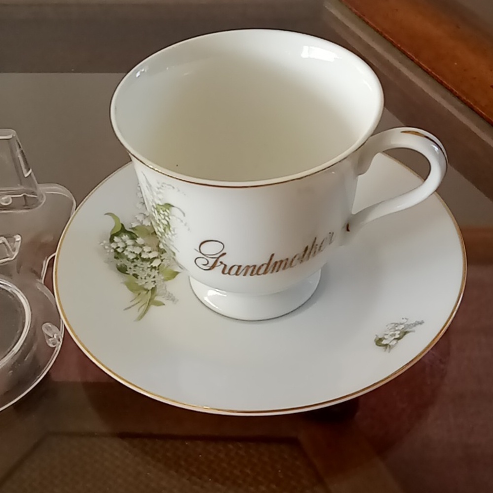 Vintage Grandmother Teacup and Saucer Set - Picture 4 of 7